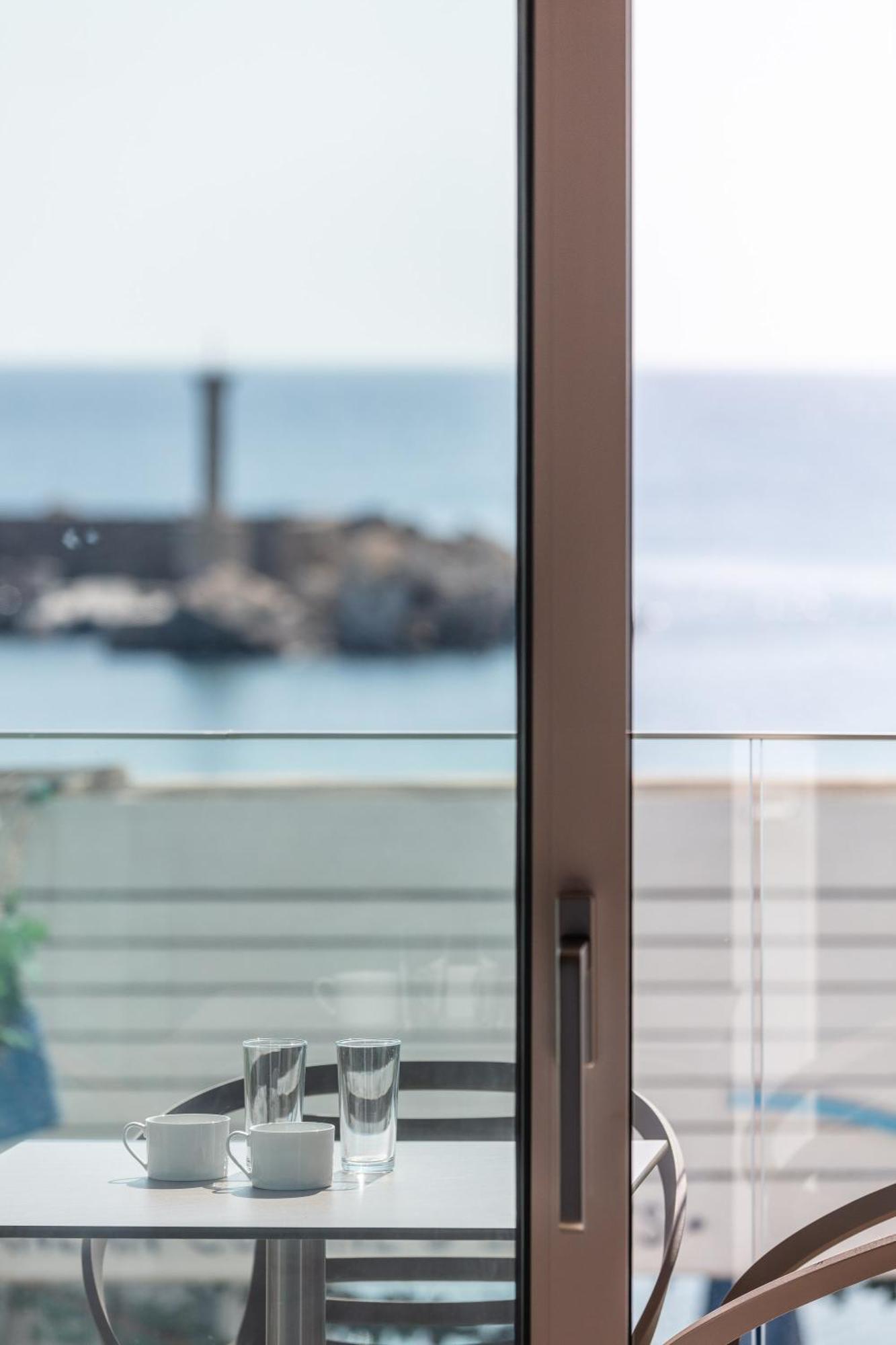 Skipper Beachfront Suites แอร์ซอนิสซอส ห้อง รูปภาพ