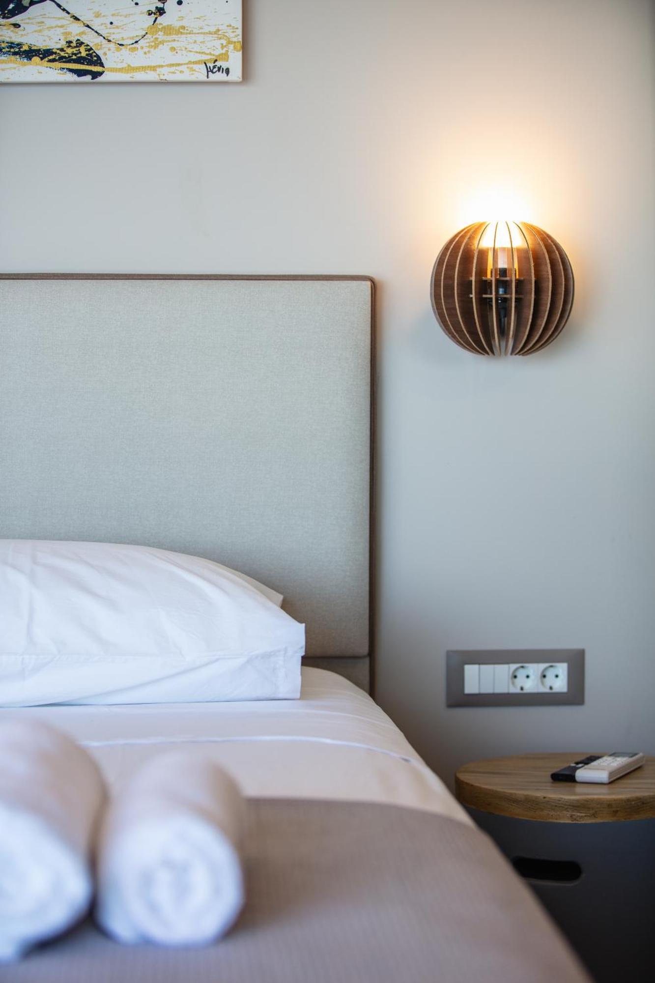 Skipper Beachfront Suites แอร์ซอนิสซอส ภายนอก รูปภาพ